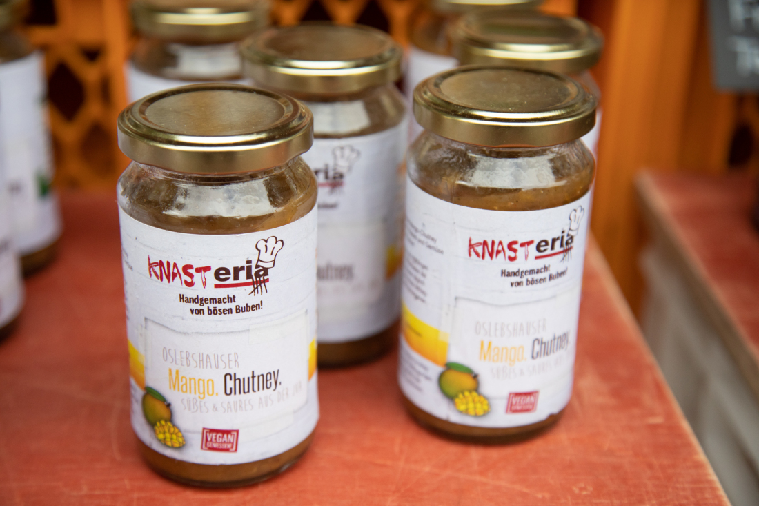 Auch Insassen der JVA Bremen beteiligen sich bei dem Projekt der „Sozialen Manufakturen“ – unter anderem mit der Herstellung von Mango-Chutney 