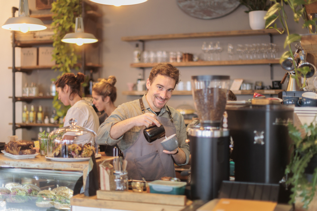 Kein Klimbim, so beschreibt Daniel Wenkel seine Intention. Der Inhaber des YellowBird Coffee in der Bremer Neustadt setzt auf hochwertigen Spezialitätenkaffee