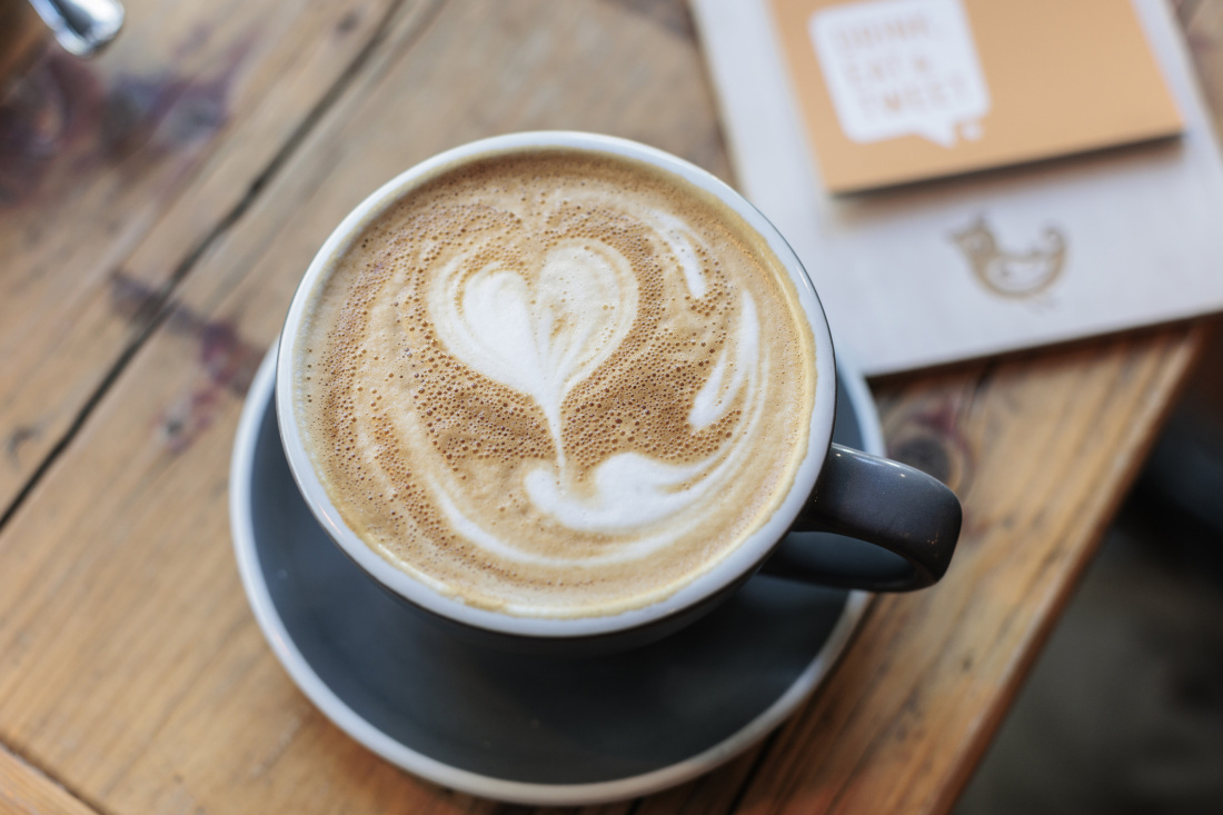 Spezialitätenkaffee steht nicht nur für eine hohe Qualität der Bohnen, sondern auch für einen Transparenz der Lieferketten, faire Löhne und ökologisch nachhaltigen Anbau. In Bremen hat er seinen festen Platz gefunden und knüpft an die lange Kaffeetradition in der Hansestadt an. 