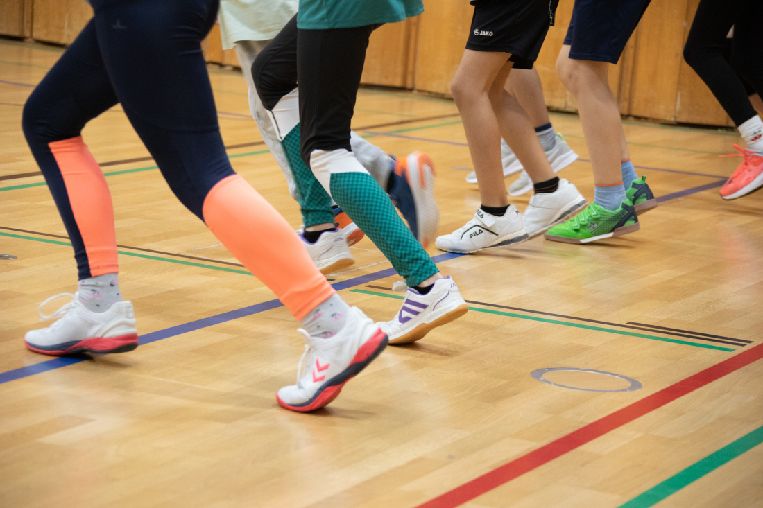 Volleyballspielende Menschen