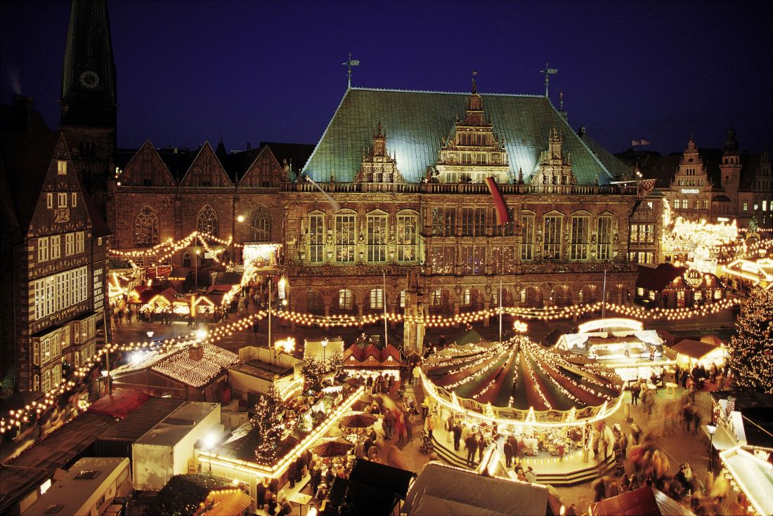 Blick auf den Weihnachtsmarkt vorm Bremer Rathaus