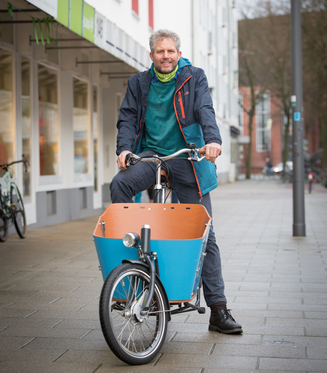 Uli Wischnath auf einem Lastenfahrrad