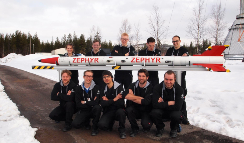 Das ZEpHyR-Team mit der Kerzenwachs-Rakete am Raketenstartplatz ESRANGE.