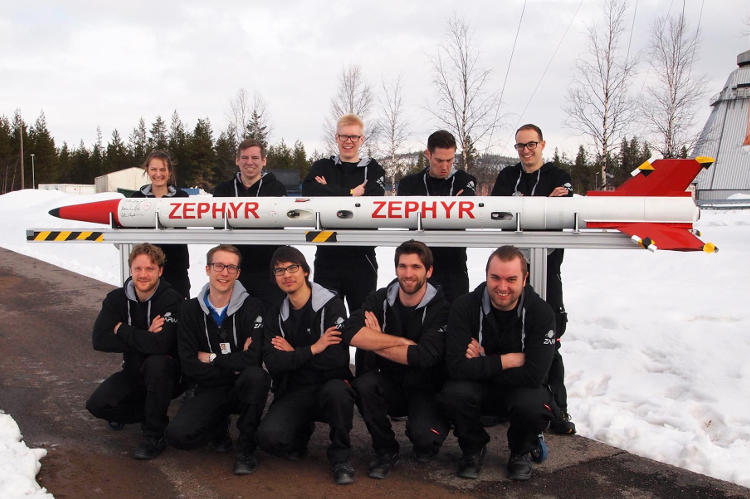 Das ZEpHyR-Team mit der Kerzenwachs-Rakete am Raketenstartplatz ESRANGE.
