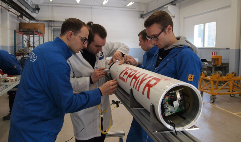 Das ZEpHyR-Team bei der gemeinschaftlichen Arbeit an der Kerzenwachsrakete