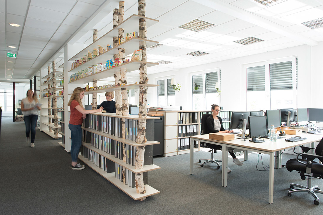 Hell und einladend mit "grünen" Elementen, so sieht es bei einem Rundgang im Büro aus