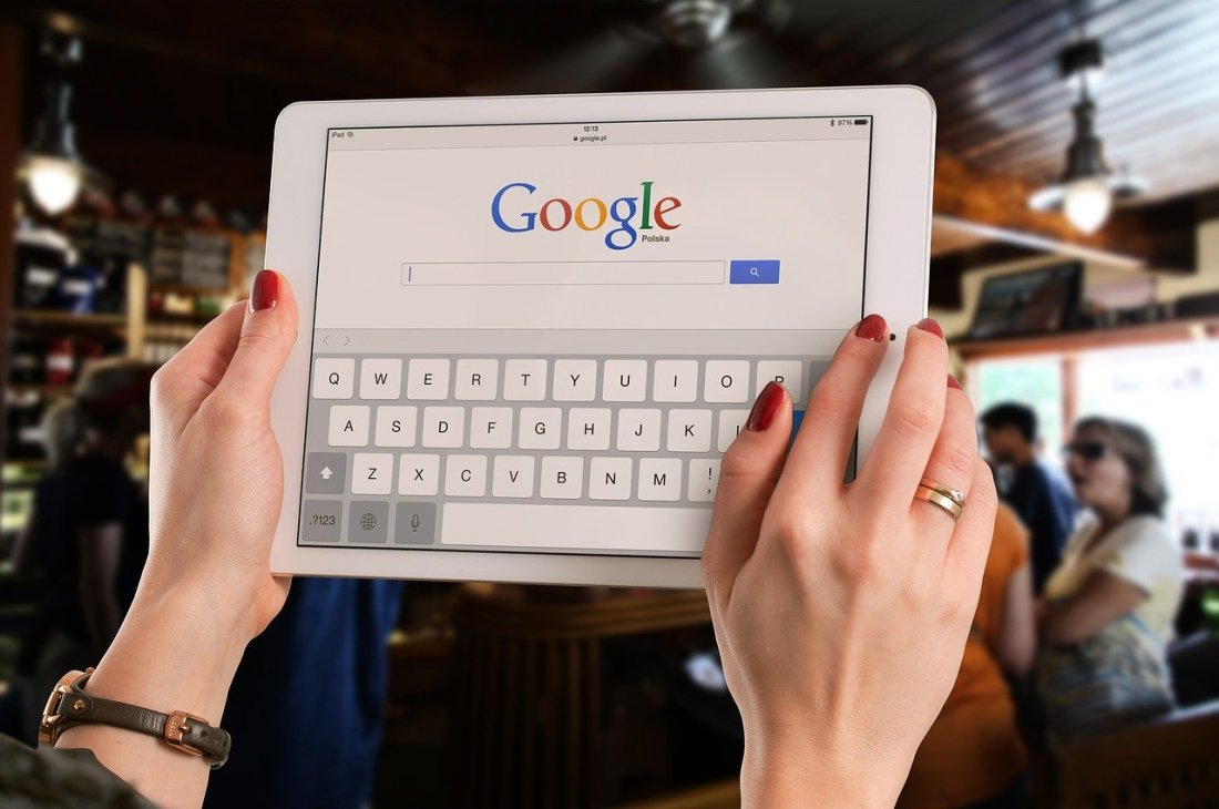 A tablet on which the Google homepage can be seen/ letter Silicon Valley A tablet on which the Google homepage can be seen/ letter Silicon Valley