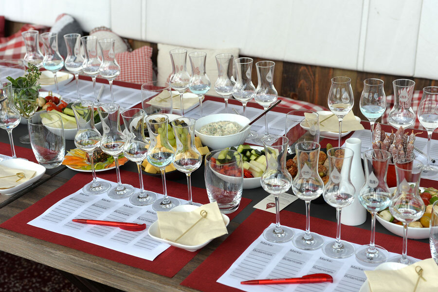 Ein gedeckter Tisch mit herzhaften Snacks und Gin-Gläsern