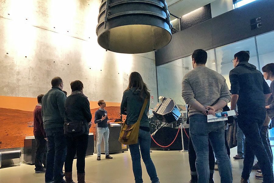 Teilnehmende der Raumfahrt-Führung im Foyer des DLR