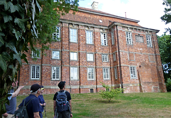 Die Seitenansicht von Schloss Schönebeck ohne Fachwerk.