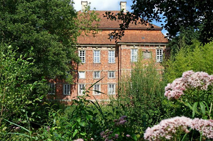 Das Schloss Schönebeck in der Natur