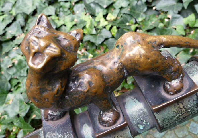 Die Katze am Sieben-Faulen-Brunnen