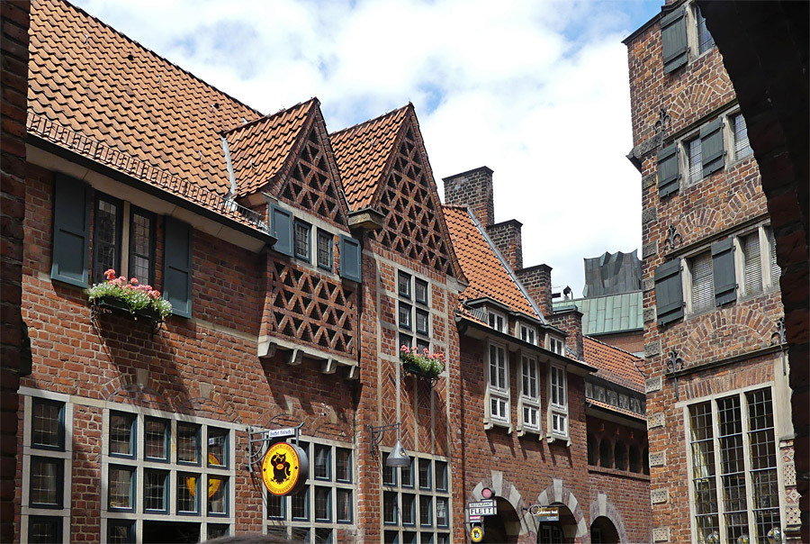 Houses opposite the carillon in Böttcherstrasse