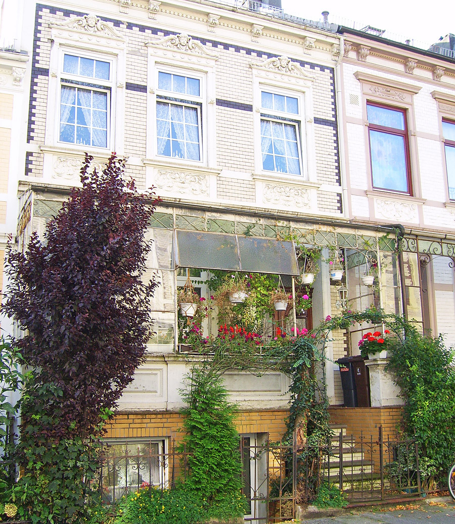 Altbremer Reihenhaus mit Blumen auf der Veranda