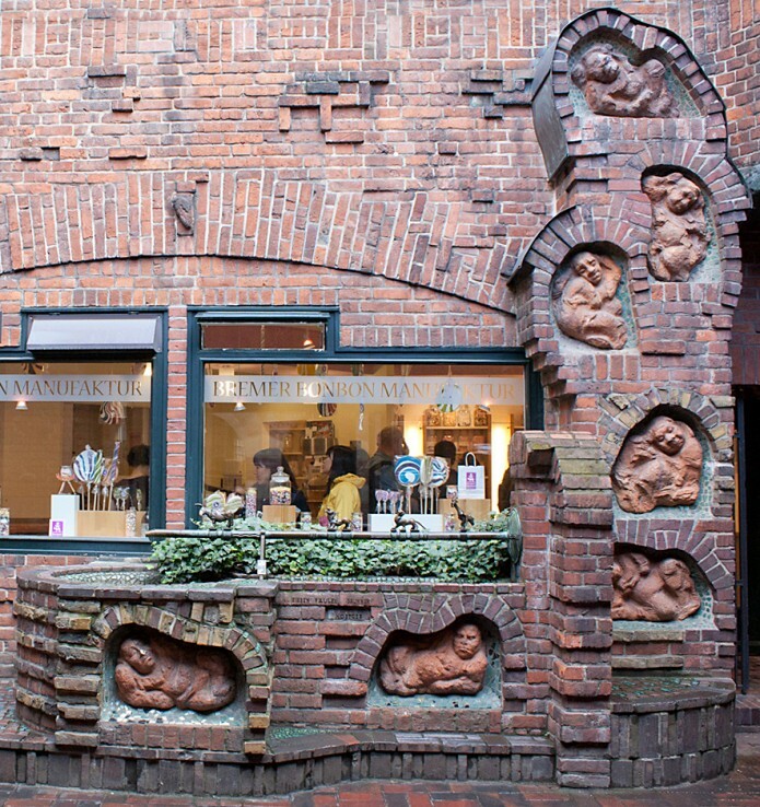 Die Sieben Faulen in der Fassade der Bremer Bonbonmanufaktur
