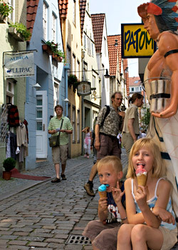 Children with ice cream in Schnoor