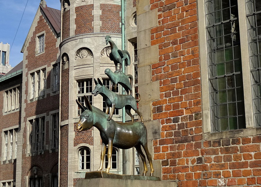 Town Musicians statue in front of city hall