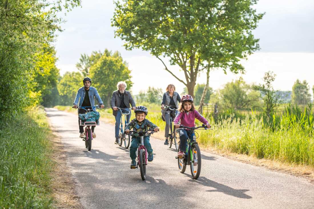Familie fährt Fahrrad im Blockland Familie fährt Fahrrad im Blockland