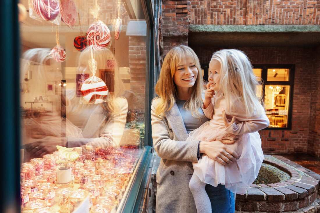 Mutter und Tochter bei der Bonbonmanufaktur Mutter und Tochter bei der Bonbonmanufaktur