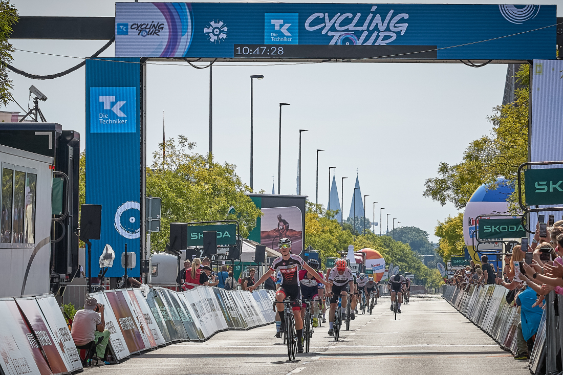 Man sieht den Zieleinlauf von Fahrradfahrern bei der Deutschland-Tour in Bremen