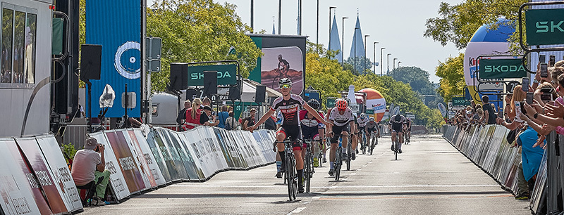 Zieleinfahrt bei der Deutschlandtour. Ein Fahrradfahrer jubelt bei der Einfahrt ins Ziel.