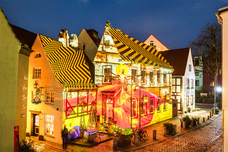 Zwei Gebäude im Schnoor beleuchtet mit einer großflächigen Licht-Projektion.