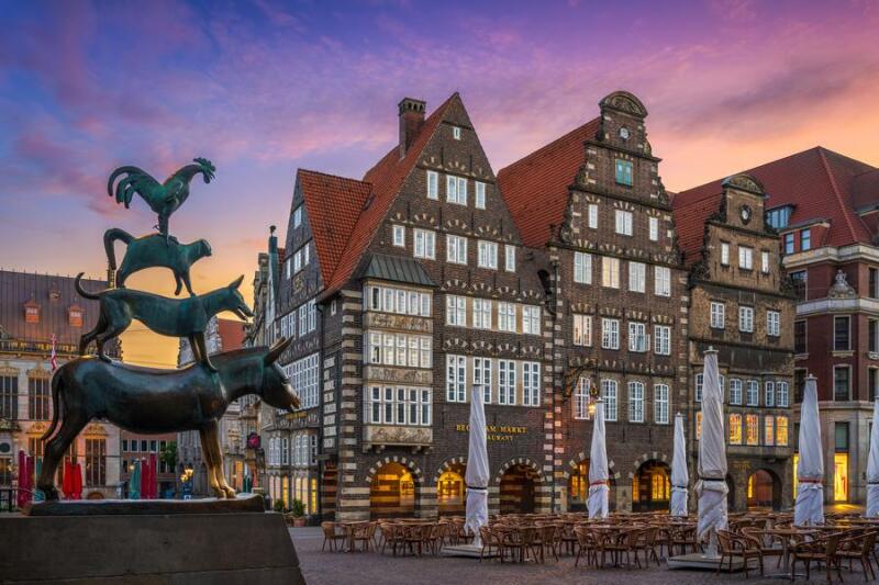 Blick auf die Stadtmusikanten in der Innenstadt bei Dämmerung.