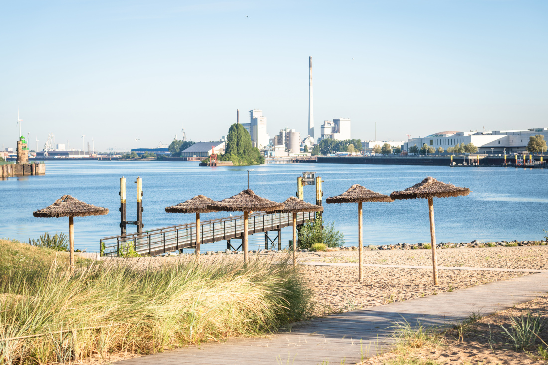 Strand, Wasser und Industrieanlagen Strand, Wasser und Industrieanlagen