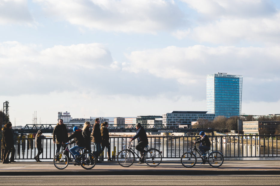 Radfahrer auf der Brücke am Brill mit Blick zur Überseestadt
