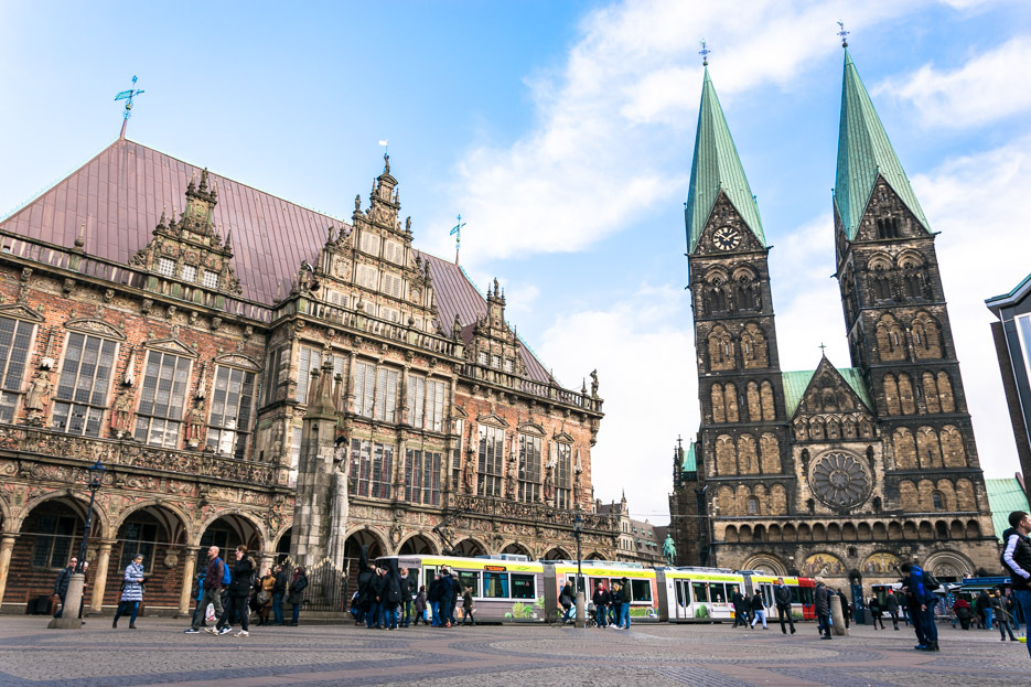 Bremer Marktplatz mit Rathaus, Dom und Straßenbahn