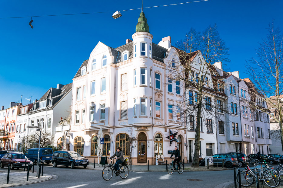 Altbremerhaus an Straßenecke in Walle