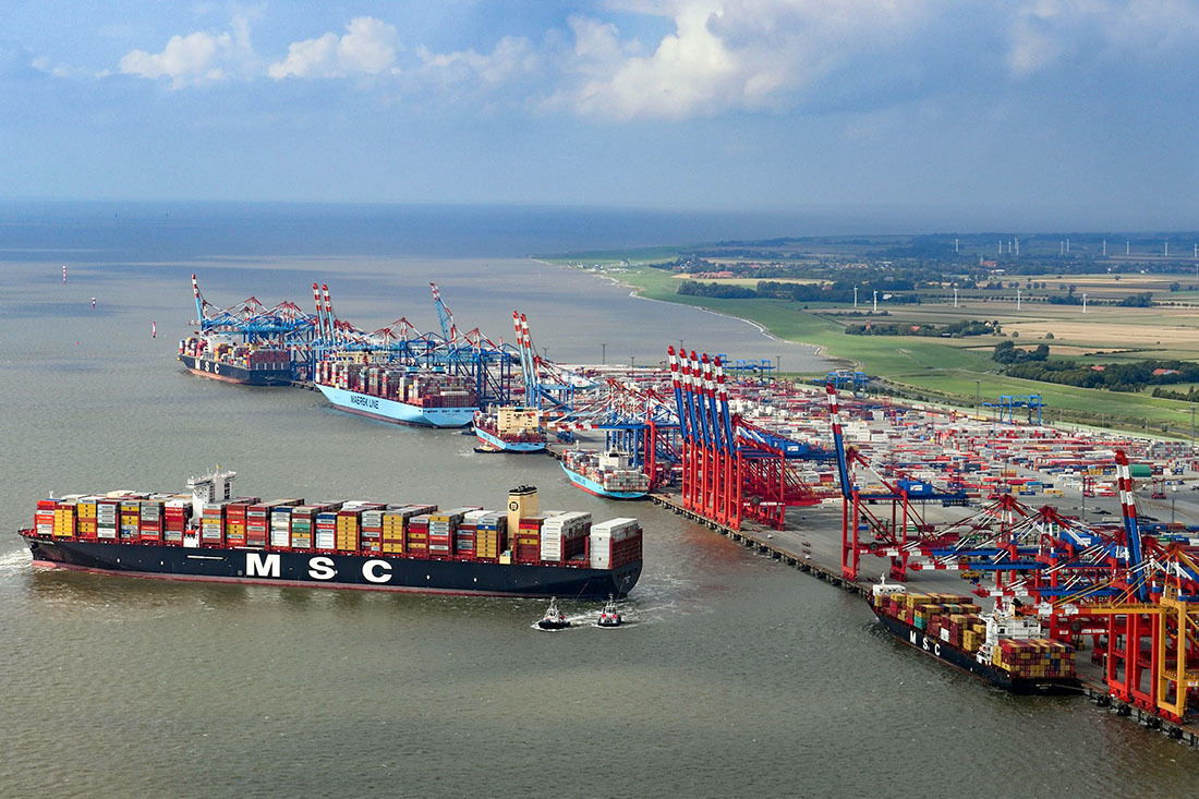 Bremerhaven: Die zwei größten Containerreedereien der Welt, Maersk und MSC, im Bild die MSC Gülsün, mit fast 24.000 TEU eine der größten Containerriesen
