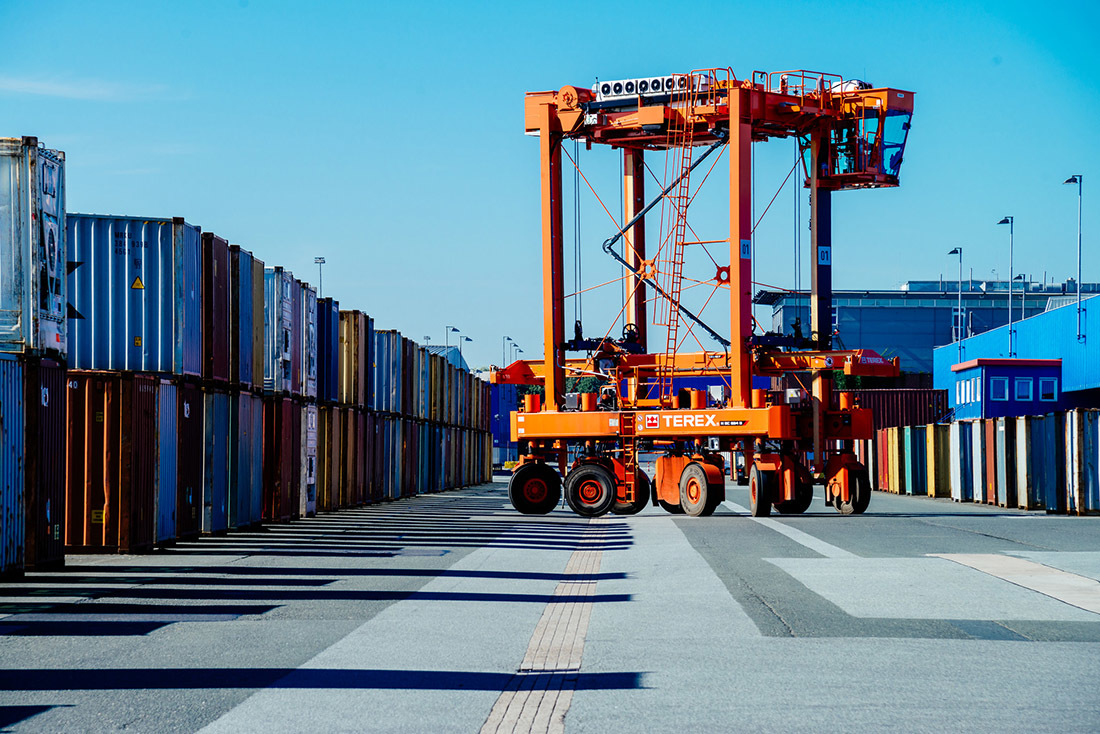 Immer was los in den Bremer Logistik - wie hier beim Containerumschlag