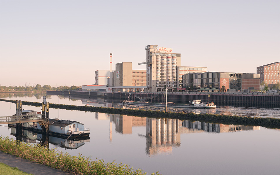 Bremer Quartier Überseeinsel an der Weser – mit Maschinen- und Kesselhaus, Flakes Fabrik, Hotel John & Will und Reislager (v.l.n.r) Bremer Quartier Überseeinsel an der Weser – mit Maschinen- und Kesselhaus, Flakes Fabrik, Hotel John & Will und Reislager (v.l.n.r)