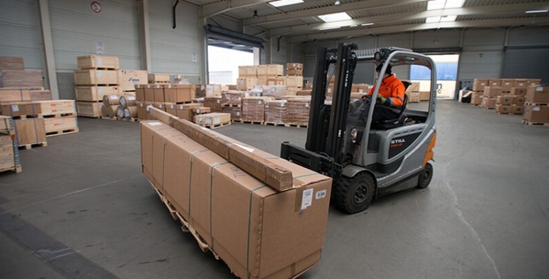 Unterschiedlichste Packstücke werden für den Export angeliefert und umgehend in Container gestaut