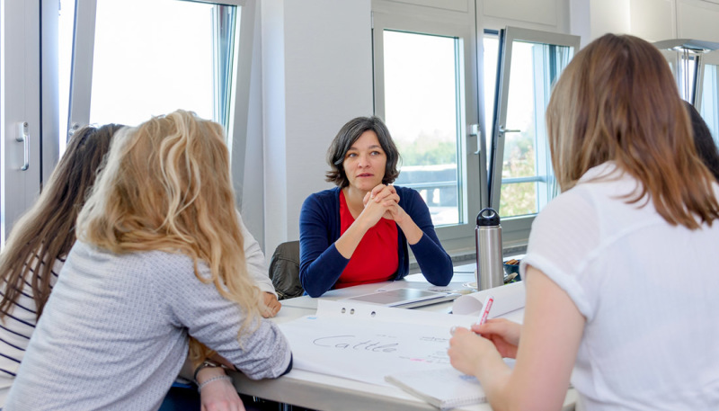 Kommunikation auf Augenhöhe ist Juliane Jarke wichtig – mit Studierenden, im eigenen Team sowie mit den Zielgruppen ihrer Forschungsprojekte.  