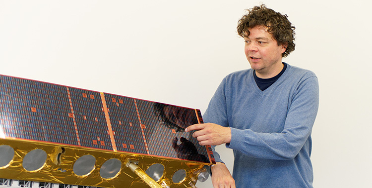 Dr. Sven Jacobsen, DLR Bremen, am Satellitenmodell