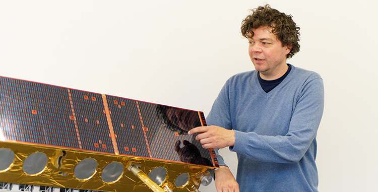 Dr. Sven Jacobsen, DLR Bremen, am Satellitenmodell Dr. Sven Jacobsen, DLR Bremen, am Satellitenmodell