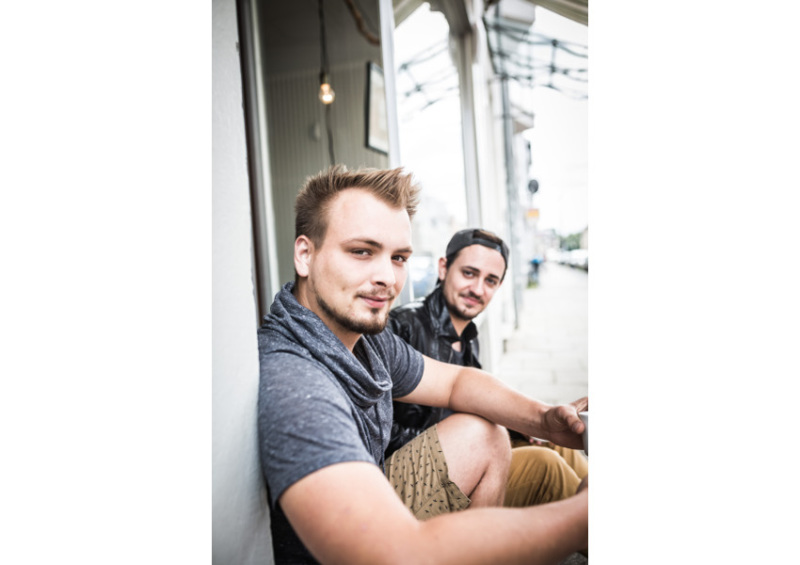 Die beiden Jungs vor ihrem neuen Büro in der Bremer Neustadt: Besucher willkommen!