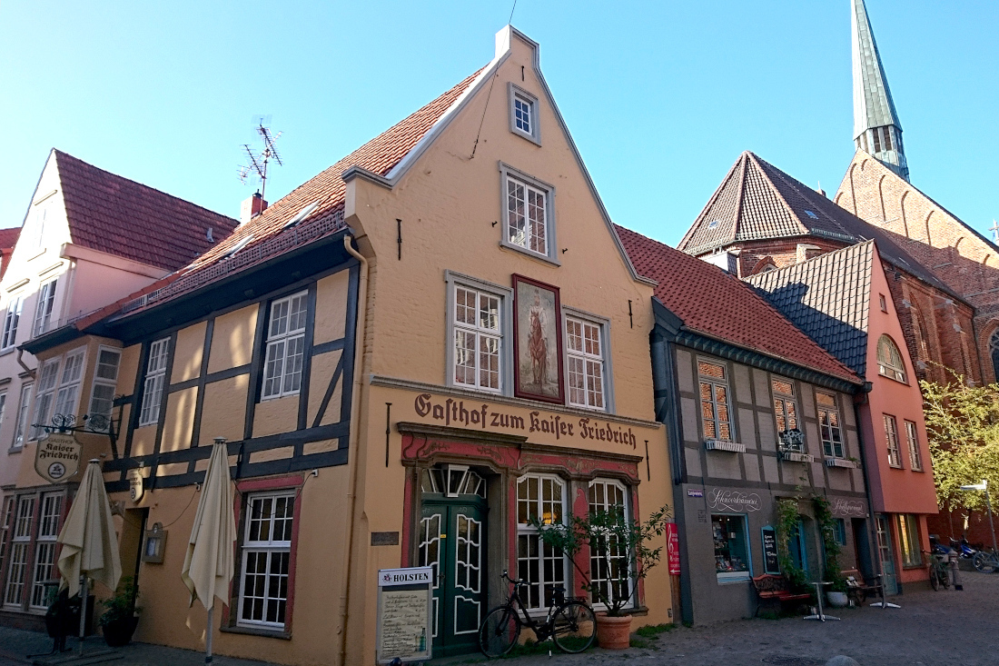 Idyllic little houses at the entrance to the Schnoor 