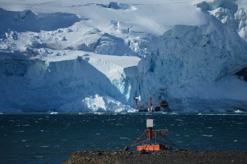 Im Hintergrund türmen sich schneebedeckte Gletscher auf, im Vordergrund offenes Meer 