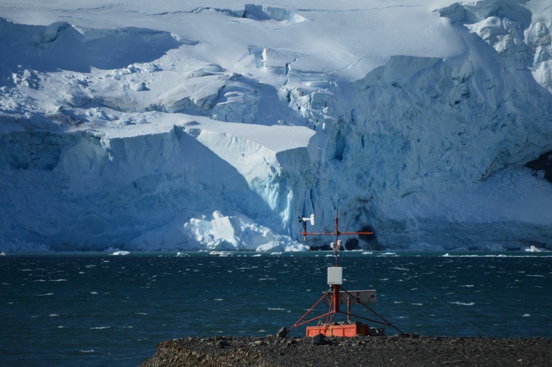 Im Hintergrund türmen sich schneebedeckte Gletscher auf, im Vordergrund offenes Meer 