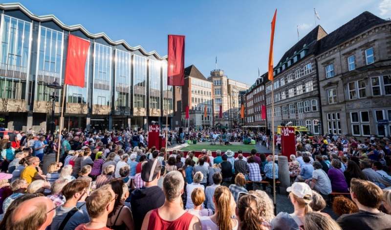 Straßenkünstler bei LaStrada vor Publikum