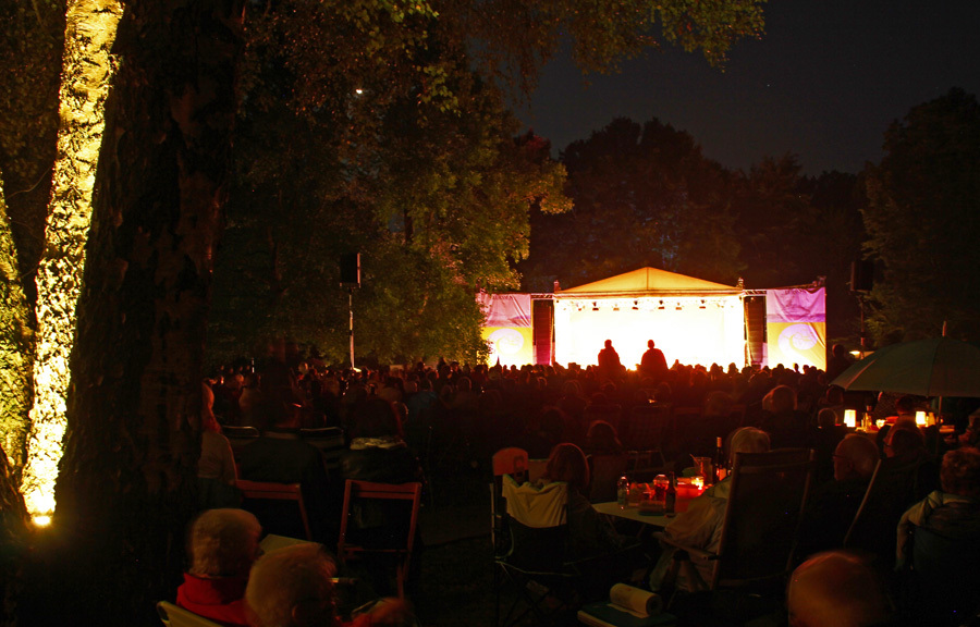 Das Publikum beim Picknick während des Konzerts.