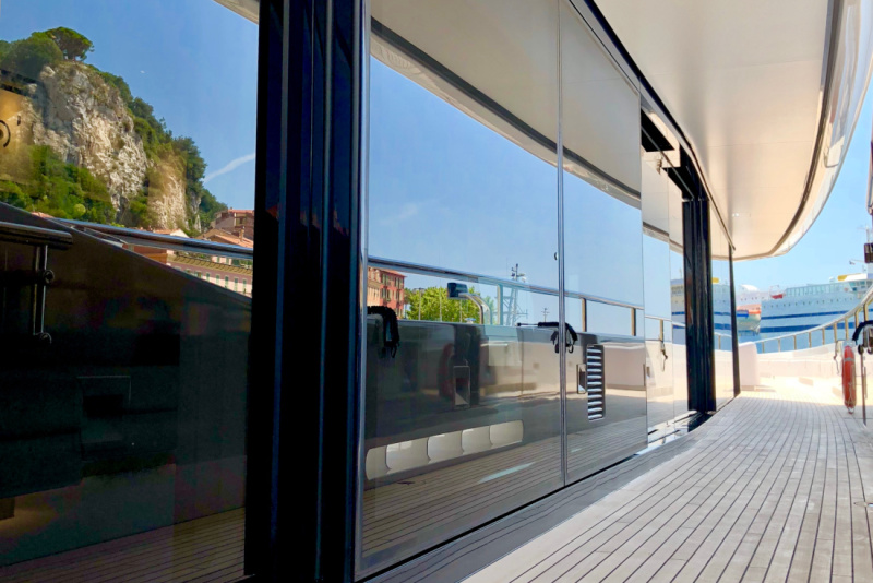 Als Tür kaum zu erkennen: Hochwertige Außenschiebetüren für den Yachtbau Als Tür kaum zu erkennen: Hochwertige Außenschiebetüren für den Yachtbau