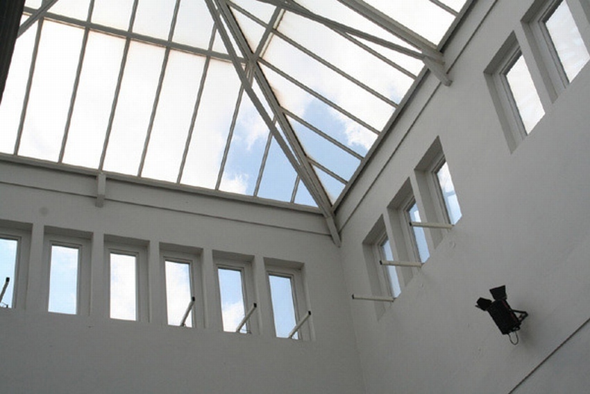Das verglaste Dach lässt das Gebäude mit Sonne durchfluten Das verglaste Dach lässt das Gebäude mit Sonne durchfluten