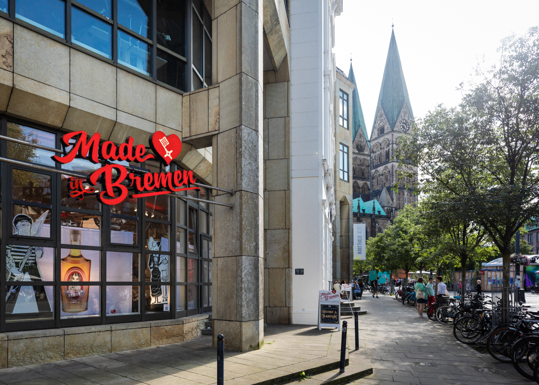 Schaufenster mit der Beschriftung "Made in Bremen" neben dem Markt auf dem Domshof, mit dem Bremer Dom im Hintergrund.