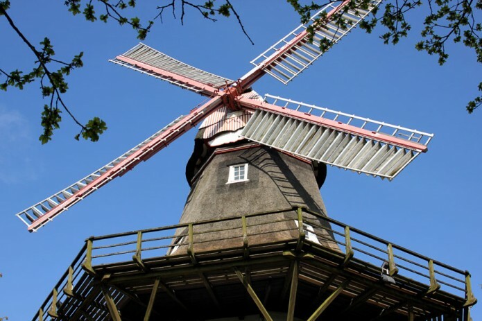 Mühle von unten vor blauem Himmel