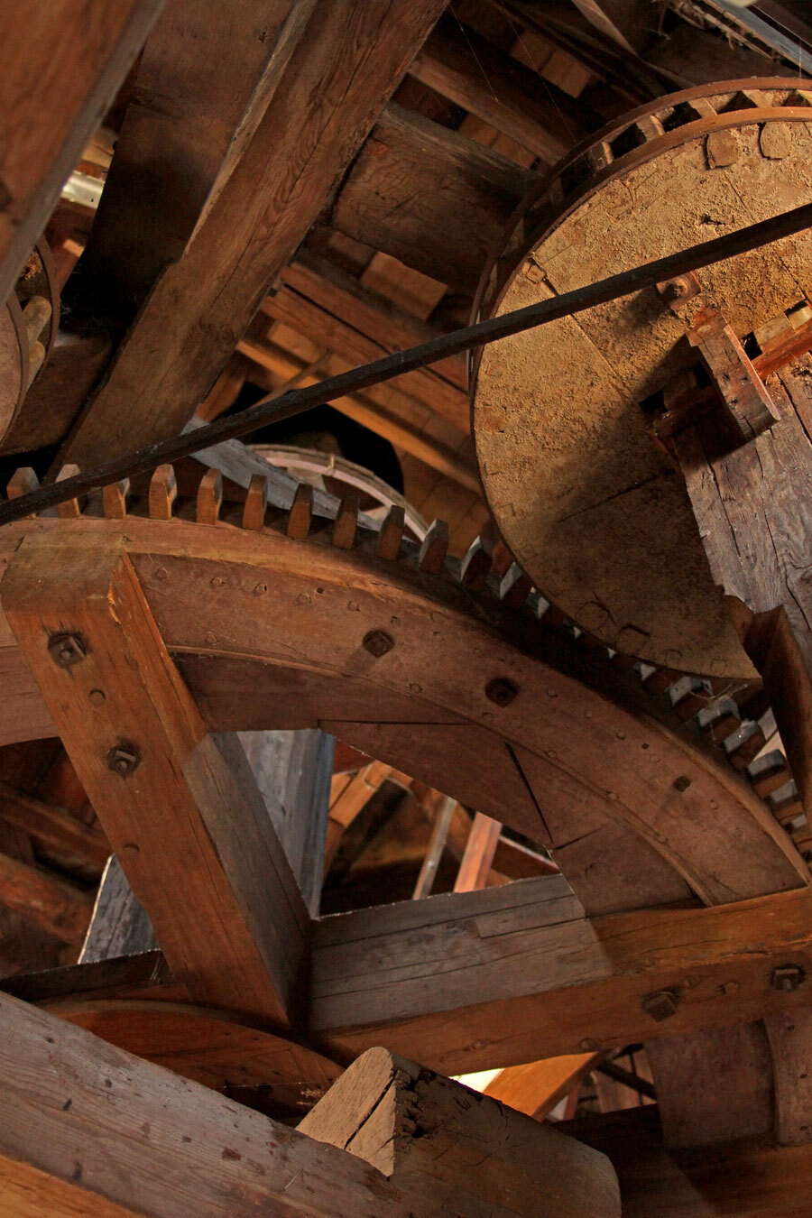 Nahaufnahme der hölzernen Zahnräder in der Oberneuländer Mühle