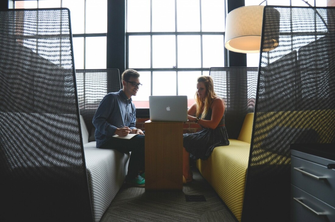 Coworker tauschen sich häufig miteinander aus und profitieren so voneinander Coworker tauschen sich häufig miteinander aus und profitieren so voneinander